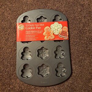 NWT Wilton 12-Cavity Non-Stick Cookie Pan with holiday shapes.Snowflakes/Ginger